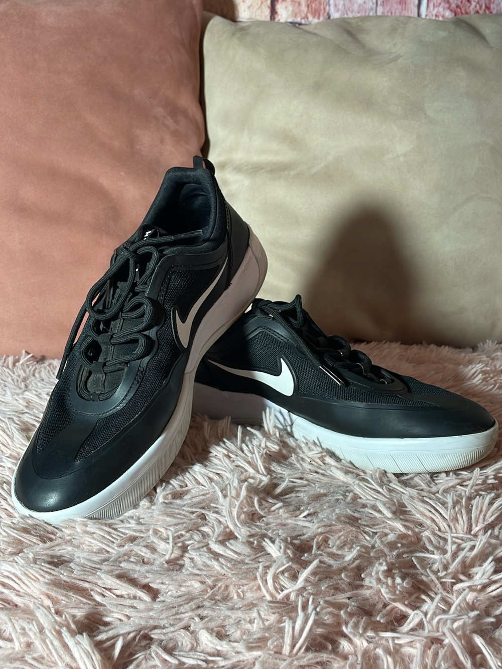 Nike Men’s Black & White Casual Low-Top Sneakers